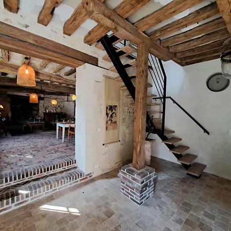 펜션 Authentic 18th Century Longhouse In Le Perche Arignac